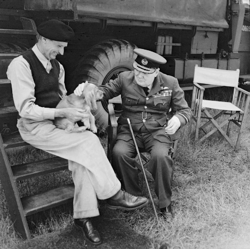 Winston_Churchill_Visits_Normandy,_August_1944_B8766